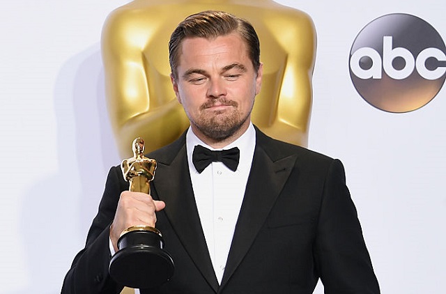 Leonardo DiCaprio sosteniendo finalmente el premio que no pudo ganar en cinco ocasiones anteriores.