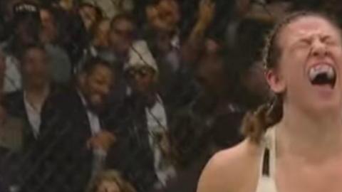Eufórica lucía Miesha Tate tras dejar casi inconsciente a Holly Holm enla pelea estelar femenina de UFC 196.
