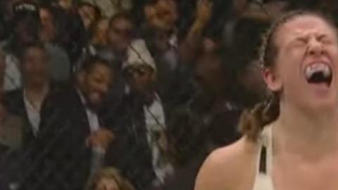 Eufórica lucía Miesha Tate tras dejar casi inconsciente a Holly Holm enla pelea estelar femenina de UFC 196.