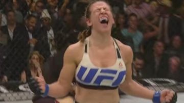 Eufórica lucía Miesha Tate tras dejar casi inconsciente a Holly Holm enla pelea estelar femenina de UFC 196.