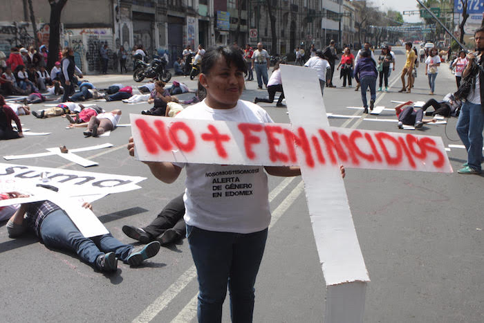 Las mujeres también protestaron en la sede nacional del PRI en la Ciudad de México. 