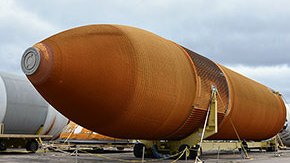 El tanque de color naranja y cafe viajará por mar y tierra desde New Orleans hasta Los Ángeles para unirse a la nave espacial en una exhibición que planea abrirse en 2019. /NASA