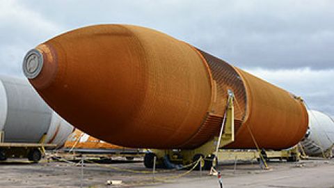 El tanque de color naranja y cafe viajará por mar y tierra desde New Orleans hasta Los Ángeles para unirse a la nave espacial en una exhibición que planea abrirse en 2019. /NASA