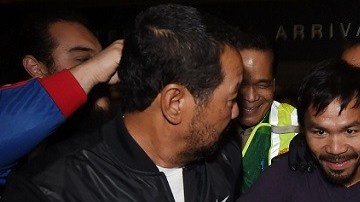 Pacquiao a su llegada al aeropuerto de Los Ángeles donde realizará la recta final de su entrenamiento.