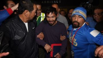 Pacquiao a su llegada al aeropuerto de Los Ángeles donde realizará la recta final de su entrenamiento.