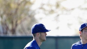 Los lanzadores de Dodgers: Alex Wood, Kenta Maeda, Brandon Beachy y J.P. Howell participatan en una práctica en Camelback Ranch en Glendale, Arizona.