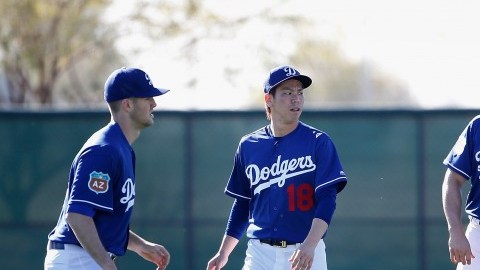 Los lanzadores de Dodgers: Alex Wood, Kenta Maeda, Brandon Beachy y J.P. Howell participatan en una práctica en Camelback Ranch en Glendale, Arizona.