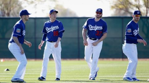 Los lanzadores de Dodgers: Alex Wood, Kenta Maeda, Brandon Beachy y J.P. Howell participatan en una práctica en Camelback Ranch en Glendale, Arizona.