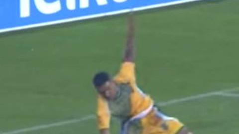 En plena actuación: el arquero del Maritzburg United de Sudáfrica, Glenn Verbauwhede.