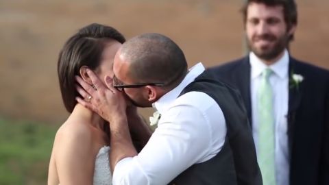 Esperaron a casarse para darse el primer beso.