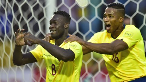 Felipe Caicedo (izq) celebra con Antonio Valencia un gol de Ecuador.