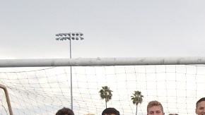 Los equipos U14 y U15 posan para la foto del recuerdo junto con el cuerpo técnico.