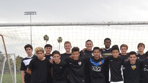Los equipos U14 y U15 posan para la foto del recuerdo junto con el cuerpo técnico.