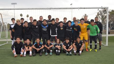 Los equipos U14 y U15 posan para la foto del recuerdo junto con el cuerpo técnico.