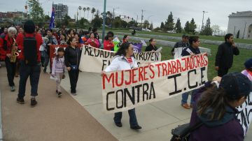 Varias organizaciones activistas se reunieron en la protesta para demandar un fin a las deportaciones, que han afectado a familias y sobre todo a la mujer.