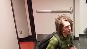 El incidente ocurrió en un pasillo de la Universidad Estatal de San Francisco (SFSU).