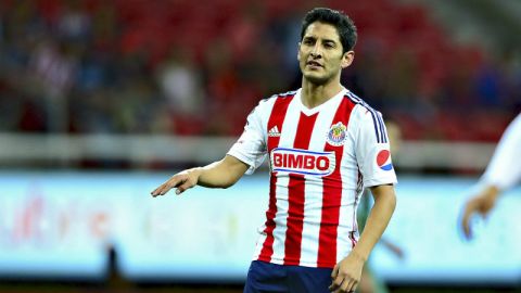 El representante del futbolista aseguró que su salida de Chivas se debió a la mala relación con Omar Bravo.