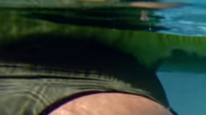 En una escena de "Bi@#$ Better Have my Money", Rihanna mata a una mujer y la esconde en la alberca.