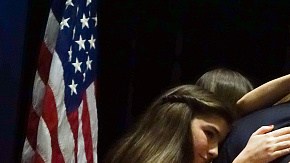 Su familia abraza y consuela a Rubio tras su discurso en el que anunció esta noche que suspendía su campaña por la presidencia.