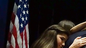 Su familia abraza y consuela a Rubio tras su discurso en el que anunció esta noche que suspendía su campaña por la presidencia.