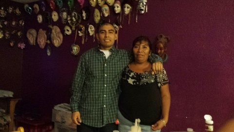 Samuel Sixtos con su madre.