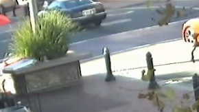 Momento en que la mujer recibe la multa de estacionamiento. /CORTESIA SAPD