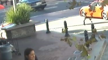 Momento en que la mujer recibe la multa de estacionamiento. /CORTESIA SAPD