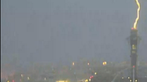 Las cámaras de vigilancia del LAX lograron captar el preciso momento en que cayó el rayo.