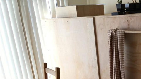 Peter Berkowitz vive en esta pequeña caja.