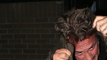 Así fue cómo salió de un restaurante Sean Penn en Santa Mónica, California.