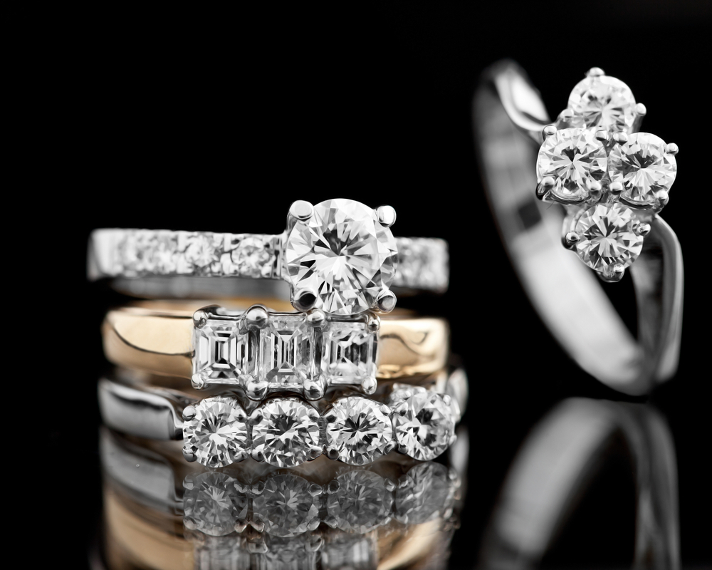 Los anillos de compromiso que las famosas han puesto de moda - La Opinión