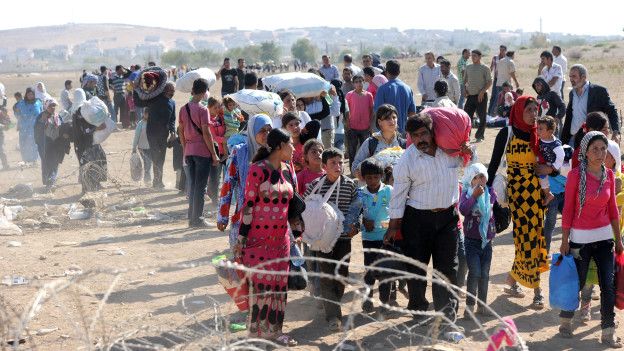Refugiados sirios huyen hacia Turquía para escapar del autodenominado Estado Islámico.