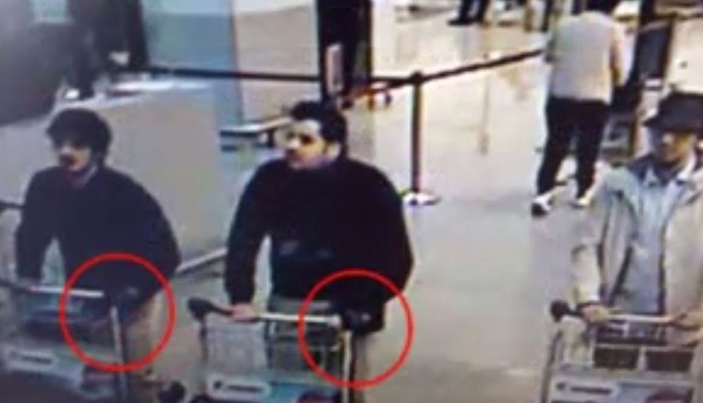 Una cámara de vigilancia del aeropuerto de Zaventem, en Bruselas, captó hoy la imagen de los supuestos autores de las explosiones ocurridas esta mañana, informó el diario "La Libre Belgique".