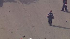 Imágenes mostraban una bicicleta y una mochila con papeles en el lugar del tiroteo. /KTLA