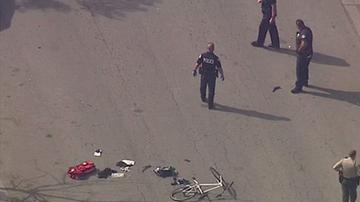 Imágenes mostraban una bicicleta y una mochila con papeles en el lugar del tiroteo. /KTLA