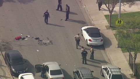 Imágenes mostraban una bicicleta y una mochila con papeles en el lugar del tiroteo. /KTLA
