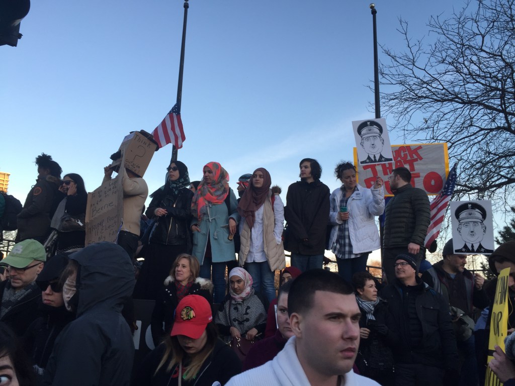 Multitudes de universitarios, activistas y líderes comunitarios de origen étnico diverso se manifiestaron a las afueras del UIC Pavilion de la Universidad de Illinois en Chicago para protestar contra el precandidato republicano Donald Trump antes de un mitin de su campaña en ese auditorio, que después fue cancelado.