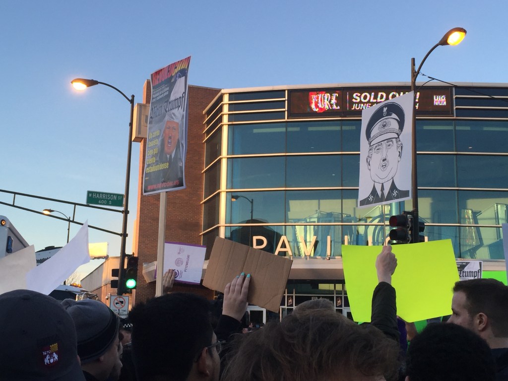 Multitudes de universitarios, activistas y líderes comunitarios de origen étnico diverso se manifiestaron a las afueras del UIC Pavilion de la Universidad de Illinois en Chicago para protestar contra el precandidato republicano Donald Trump antes de un mitin de su campaña en ese auditorio, que después fue cancelado.