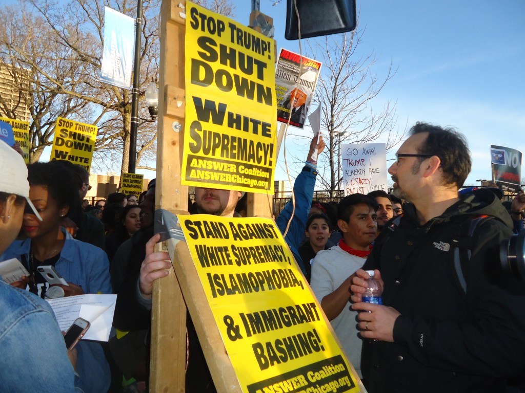 Multitudes de universitarios, activistas y líderes comunitarios de origen étnico diverso se manifiestaron a las afueras del UIC Pavilion de la Universidad de Illinois en Chicago para protestar contra el precandidato republicano Donald Trump antes de un mitin de su campaña en ese auditorio, que después fue cancelado. 