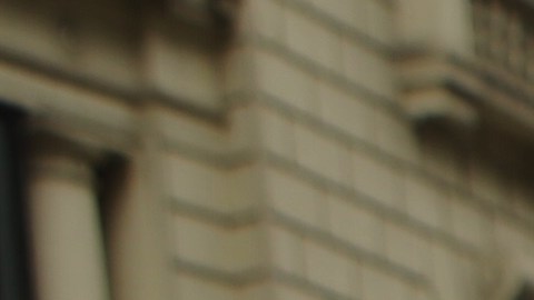 Personas protestan contra el precandidato republicano a la presidencia Donald Trump.