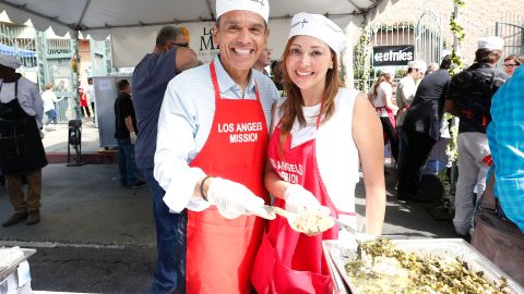 Antonio Villaraigosa posa junto a su prometida, Patricia Govea, durante un evento en Skid Row este viernes. /FOTO: AURELIA VENTURA