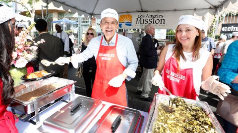 Foto del mes de marzo cuando Villaraigosa participó del evento de Easter en Los Angeles Mission con su prometida Patricia Govea.