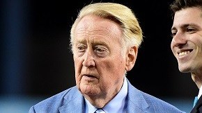 Vin Scully (izq.) recibe el Récord Guinness por ser el hombre con más años narrando para un mismo equipo.