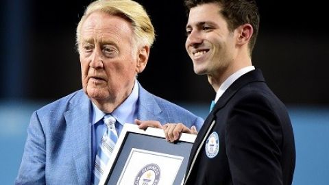 Vin Scully (izq.) recibe el Récord Guinness por ser el hombre con más años narrando para un mismo equipo.