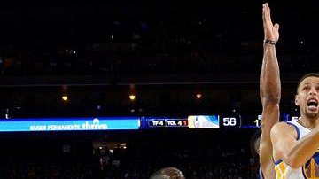 Stephen Curry contribuyó con 15 triples.