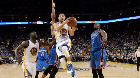 Stephen Curry contribuyó con 15 triples.