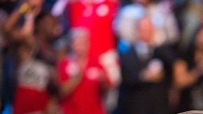 Una asistente al evento de Bernie Sanders este miércoles por la noche en el Wiltern Theater de Los Angeles, portaba un letrero: latinas por Bernie.