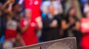 Una asistente al evento de Bernie Sanders este miércoles por la noche en el Wiltern Theater de Los Angeles, portaba un letrero: latinas por Bernie.