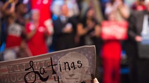 Una asistente al evento de Bernie Sanders este miércoles por la noche en el Wiltern Theater de Los Angeles, portaba un letrero: latinas por Bernie.