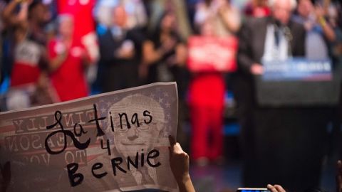 Una asistente al evento de Bernie Sanders este miércoles por la noche en el Wiltern Theater de Los Angeles, portaba un letrero: latinas por Bernie.